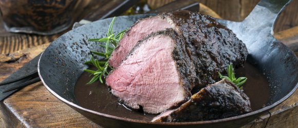 Wildschweinbraten in Bratpfanne Wildschweinbraten in Bratpfanne