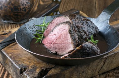 Wildschweinbraten in Bratpfanne